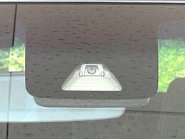 【スマートアシスト】走行中に前方の車両等を認識し、衝突しそうな時は警報とブレーキで衝突回避と被害軽減をアシスト。より安全にドライブをお楽しみいただけます。