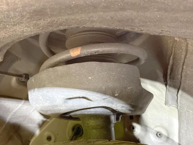 お車を安心してお乗りいただく為には、足回りの定期点検が欠かせません。サービスサポート（有償保証）では無料点検もご提供しており、安心のカーライフをお過ごしいただけるサポート体制が整っています。