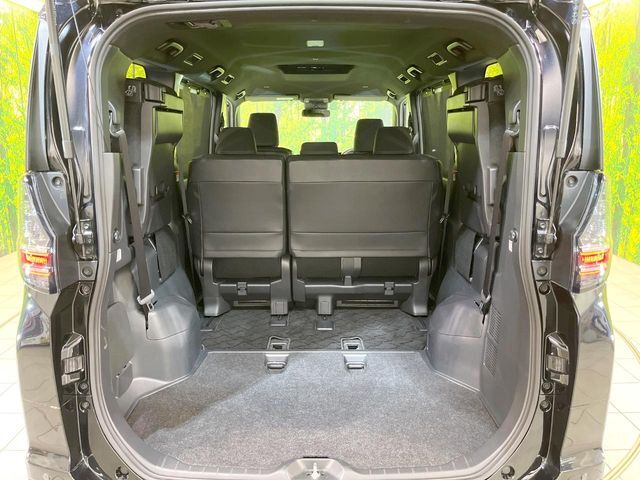 後席を格納すると、これだけの広さが！シーンに合わせたシートアレンジで、大きな荷物も積むことが出来ます♪
