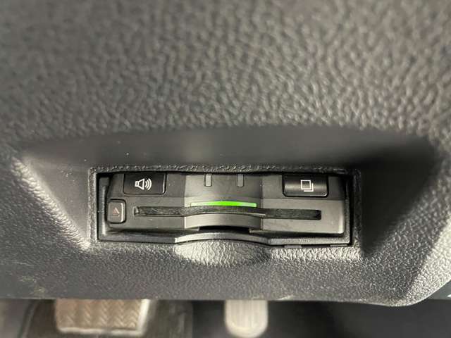 【ETC】有料道路を利用する際に料金所で停止することなく通過できる、ETC車載器（ノンストップ自動料金収受システム機器）が装備されています。セットアップを行うことで利用可能になります。