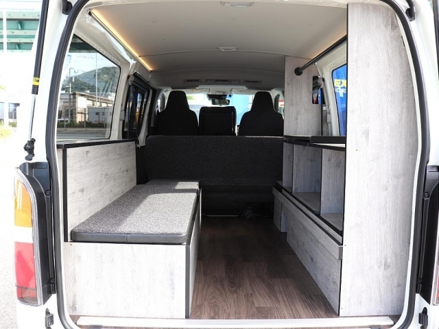 荷室の左側に収納とベンチシート、右側にテーブルとオープン収納をそれぞれ備えています。