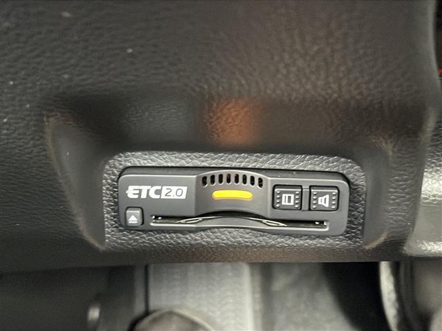 【ETC】有料道路を利用する際に料金所で停止することなく通過できる、ETC車載器（ノンストップ自動料金収受システム機器）が装備されています。セットアップを行うことで利用可能になります。
