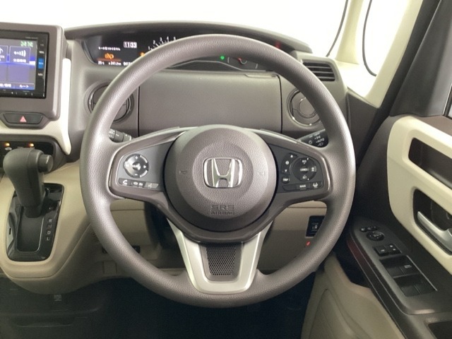 ハンドルにHondaセンシング系のクルーズコントロールやレーンキープアシストなどのスイッチと、オーディオの操作スイッチが装備されています。ハンドルから手を離さず安全に操作できます。