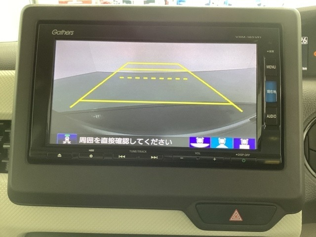 バックでの車庫入れも安心です！　リアカメラが付いているバックモニター付のナビを装備しております。操作線もついており距離感も画面から確認できます。