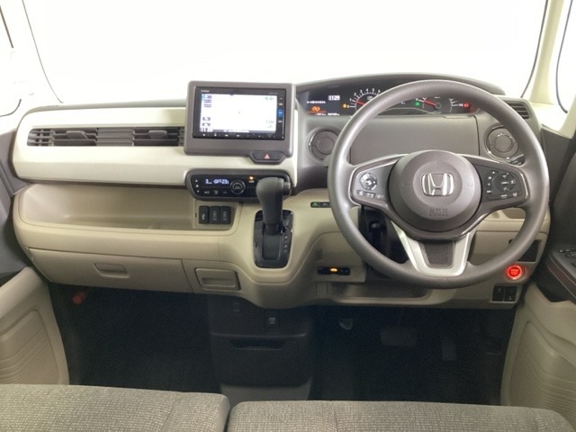 車内は光触媒抗菌消臭施工済です。インパネ周りはスタイリッシュなデザインです。グローブボックスやカップホルダーのほかにトレーなどたくさんの収納スペースが付いています。
