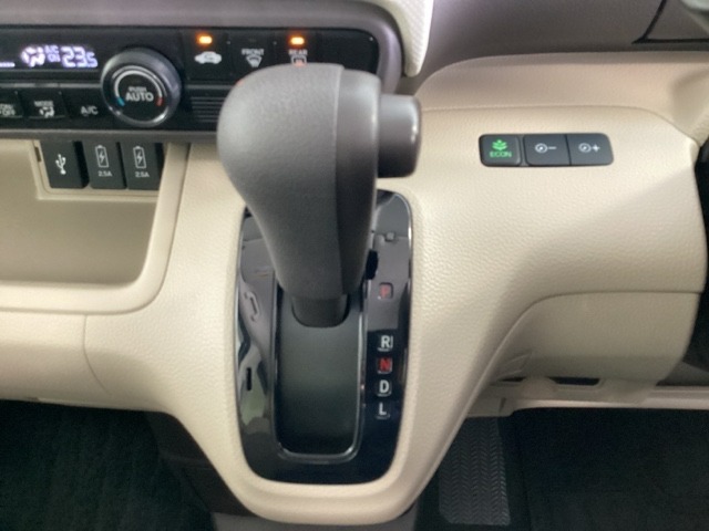 CVT車のセレクトレバーです。低速から高速まで、変速ショックのないスムーズな走りを実現するとともに、エンジン効率のよい領域を維持することで燃費にも貢献します。