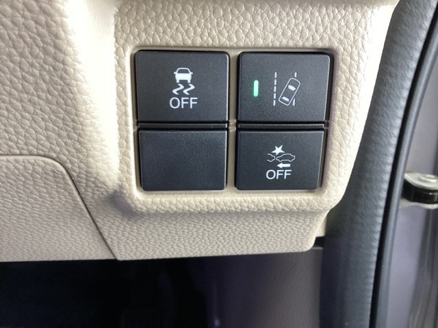 Hondaセンシング用の、VSA（ABS＋TCS＋横滑り抑制）解除とレーンキープアシストシステムのメインスイッチなどはハンドルの右側に装備しています。
