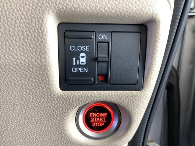 左側電動スライドドアは運転席からでも操作ができるように、ハンドル付近に開閉の操作スイッチが付いています。