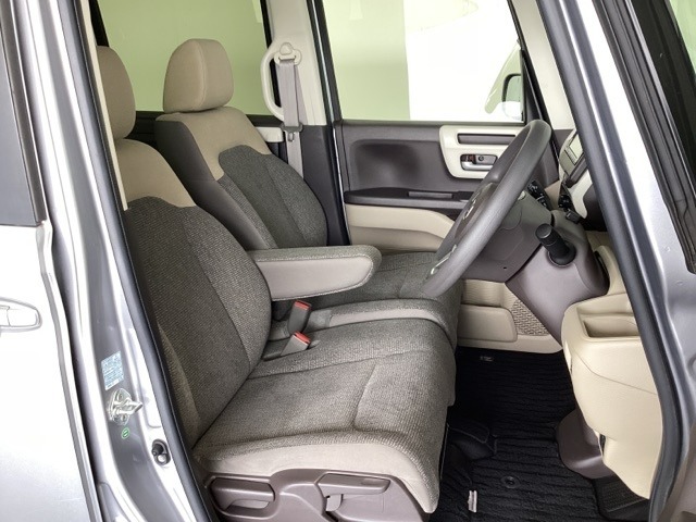 女性でも運転がしやすいように、シートの高さ調整機能（シートリフター）がついています。運転席と助手席の間が空いている為、助手席側への移動がスムーズです。交通量の多い道でも助手席側から乗り降りができます。