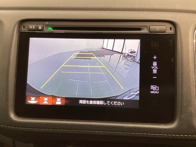 リバースギアに入れるだけで後方の表示へ切り替わります。夜間や雨の日の駐車も楽になりますよ。