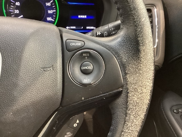 クルーズコントロールを装備しています。高速道路などで一定の速度で走ってくれるので運転が楽ですよ！速度を設定できますので、スピードの出しすぎにも注意できます。