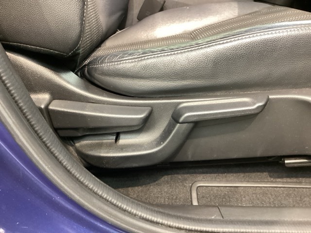 シートハイトアジャスターが付いているので運転姿勢を調整するのに便利ですね。身長に合ったシートポジションは安全運転や疲労軽減にもつながります。