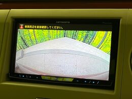 【バックカメラ】駐車時に後方がリアルタイム映像で確認できます。大型商業施設や立体駐車場での駐車時や、夜間のバック時に大活躍！運転スキルに関わらず、今や必須となった装備のひとつです！