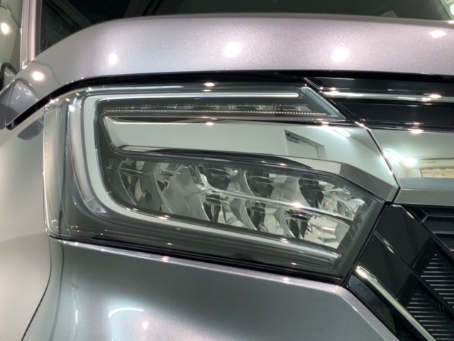 LEDヘッドライトは、点灯の瞬間から最大光量を発揮し、突然暗くなるトンネルなどでの安定感を高めます。