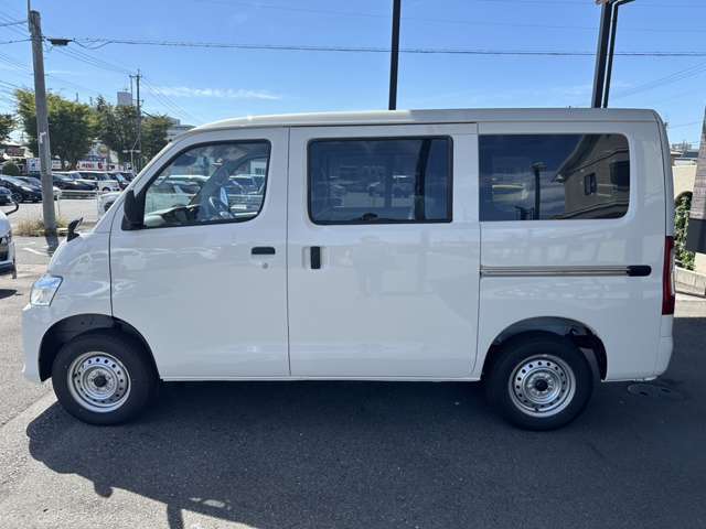 4WD/トヨタセーフティセンス/コーナーセンサー/アイドリングストップ/キーレスエントリー/Wエアバッグ/パワーウインドウ/横滑り防止装置/ヘッドライトレベライザー/純正ホイール/登録済未使用車