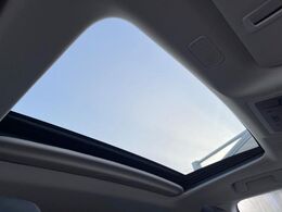 【ムーンルーフ】開放感たっぷりの希少装備、ムーンルーフが装着されています！車内に明かりを取り入れたり景色を楽しむ以外にも、車内の空気も簡単に換気できて快適です！