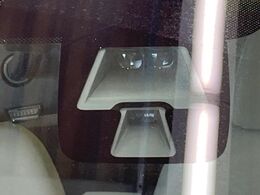 【エマージェンシーブレーキ】走行中に前方の車両等を認識し、衝突しそうな時は警報とブレーキで衝突回避と被害軽減をアシスト。より安全にドライブをお楽しみいただけます。