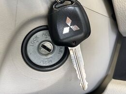 【キーレス】少し離れた場所からでもボタン一つでドアの開錠・施錠ができるのでとっても便利！ドアの鍵穴周りに傷をつけることもありません♪