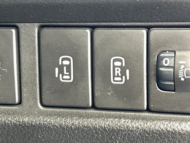 【両側パワースライドドア】スマートキーや運転席のスイッチで後席両側スライドドアの開閉が可能♪電動だから力を入れてドアを開ける必要が無く、小さなお子様でも簡単に開け閉めでき快適です♪