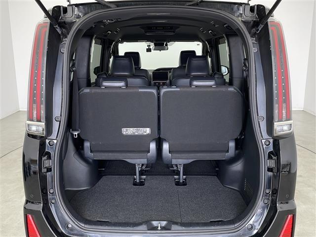 【トランク】積み込みやすくて、たっぷり積める荷室です。シートアレンジできるものは、乗車人数と荷物の量や大きさによってシートを動かすことができるので、より快適なドライブが可能です！