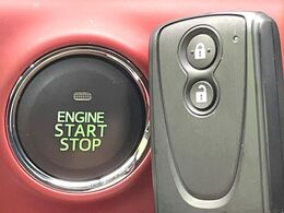 【キーフリーシステム】カバンやポケットに入れたままでもドアの施錠・解錠が可能なスマートキーを装備。エンジンのオン・オフ時もカギを取り出す必要が無いからとっても便利です♪