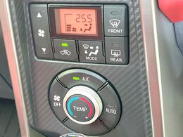 【オートエアコン】一度お好みの温度に設定すれば、車内の温度を検知し風量や温度を自動で調整。暑い…寒い…と何度もスイッチ操作をする必要はありません。快適な車内空間には必須の機能ですね♪
