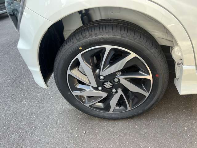 ☆お車についた傷やヘコミ、事故の修理もハヤシにお任せください。自社鈑金工場で修理ができますの安心です☆