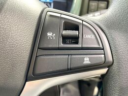 【アダプティブクルーズコントロール】高速道路での長距離走行が楽に！！自動で速度を保つクルーズコントロールが、衝突軽減システムと連携し、前方の車両を感知して車間を保つように速度調節してくれます！！