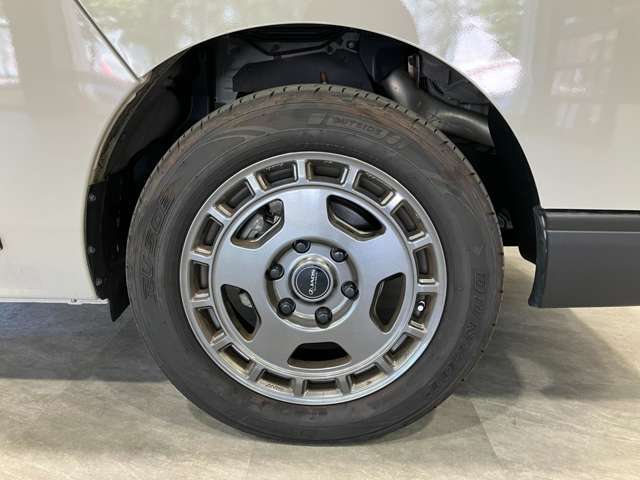 ★当店の在庫車は全車入庫後ボディの傷、内装の汚れを確認し美装専門スタッフが1台1台キレイに仕上げています！