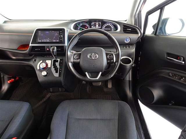 革巻きステアリングで快適な操作性の運転席です。