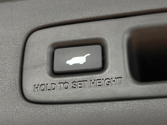 【パワーバックドア】スマートキーや運転席のボタンを押すだけでリアゲートが自動で開閉します！荷物を持っている時や、高い位置にあるバックドアを閉める際に便利な機能です♪