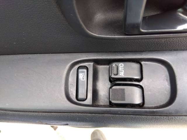 パワーウィンドーだから、運転席で操作可能ですね。