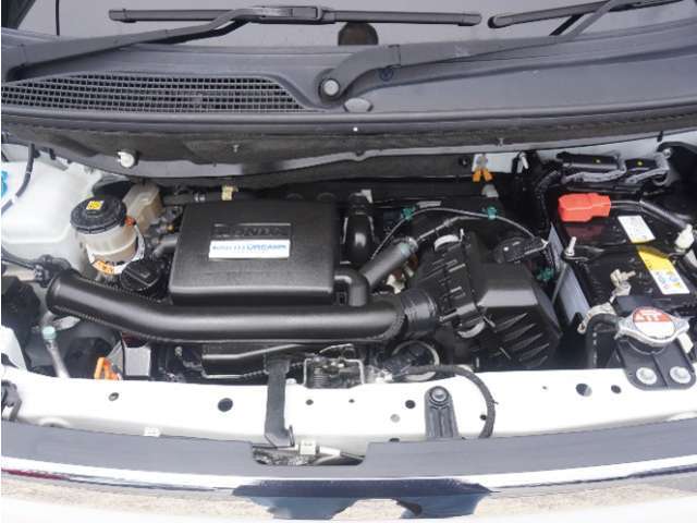 エンジンは車の心臓部分です。このエンジンルームが汚いとトラブルの基になります。当店は専用の液剤を使って徹底的に綺麗にします。