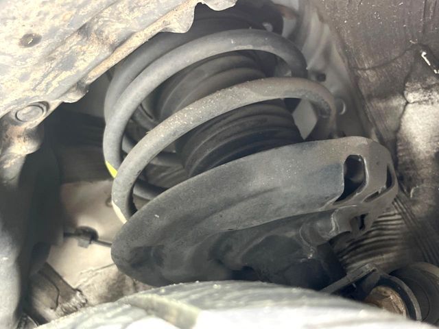 お車を安心してお乗りいただく為には、足回りの定期点検が欠かせません。サービスサポート（有償保証）では無料点検もご提供しており、安心のカーライフをお過ごしいただけるサポート体制が整っています。