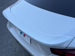 【リヤスポイラー】スポーツカーらしさがグッと引き立つリヤスポイラーを装着♪高速走行時のスタビリティ（走行安定性）向上に役立ちます。