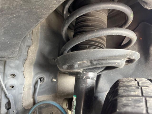 お車を安心してお乗りいただく為には、足回りの定期点検が欠かせません。サービスサポート（有償保証）では無料点検もご提供しており、安心のカーライフをお過ごしいただけるサポート体制が整っています。