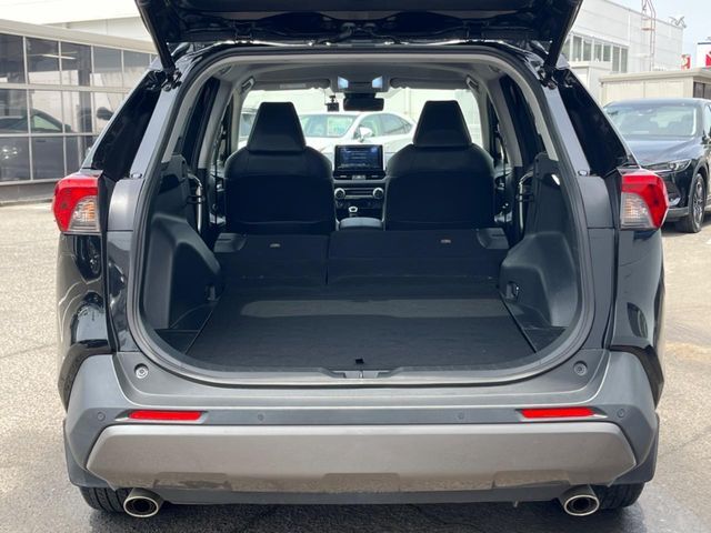 【パワーバックドア】スマートキーや運転席のボタンを押すだけでリアゲートが自動で開閉します！荷物を持っている時や、高い位置にあるバックドアを閉める際に便利な機能です♪