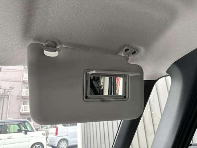 【サンバイザー】運転席と助手席の天井部分に取り付けられている板状のパーツです。 サンバイザーを使うことで、眩しい日差しを遮ることができます！(^^)！