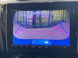 【バックカメラ】駐車時に後方がリアルタイム映像で確認できます。大型商業施設や立体駐車場での駐車時や、夜間のバック時に大活躍！運転スキルに関わらず、今や必須となった装備のひとつです！
