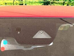 【スマートブレーキサポート】走行中に前方の車両等を認識し、衝突しそうな時は警報とブレーキで衝突回避と被害軽減をアシスト。より安全にドライブをお楽しみいただけます。