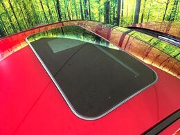 【サンルーフ】開放感たっぷりの希少装備、サンルーフが装着されています！車内に明かりを取り入れたり景色を楽しむ以外にも、車内の空気も簡単に換気できて快適です！