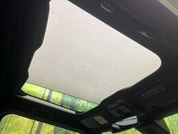 【ガラスルーフ】ガラスルーフ搭載で車内の解放感が一気にアップ！開放的なドライブをお楽しみいただけます。