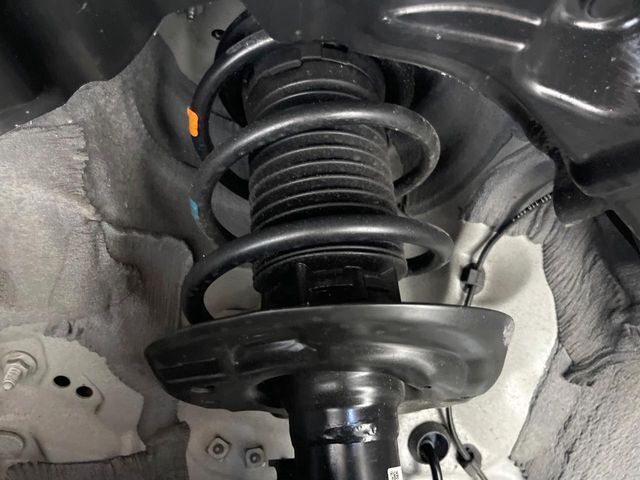 お車を安心してお乗りいただく為には、足回りの定期点検が欠かせません。サービスサポート（有償保証）では無料点検もご提供しており、安心のカーライフをお過ごしいただけるサポート体制が整っています。