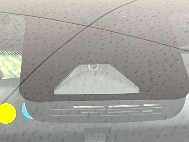 【トヨタセーフティセンス】走行中に前方の車両等を認識し、衝突しそうな時は警報とブレーキで衝突回避と被害軽減をアシスト。より安全にドライブをお楽しみいただけます。