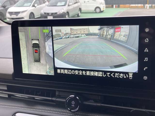 自車を真上から見下ろすように映し出すので周囲の状況が分かるアラウンドビューモニター搭載。フロントカメラとしても使用できます。車庫入れなど苦手な人の頼りになる助っ人です。