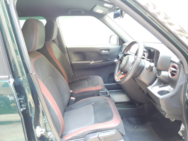 フロントベンチシートだから運転席助手席足元もゆったり広々快適です。助手席への移動も楽々です。