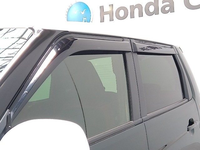 車内の空気の入れ替えだけでなく、雨天時の雨の入り込みや紫外線防止にも役立つドアバイザー装着済みです。