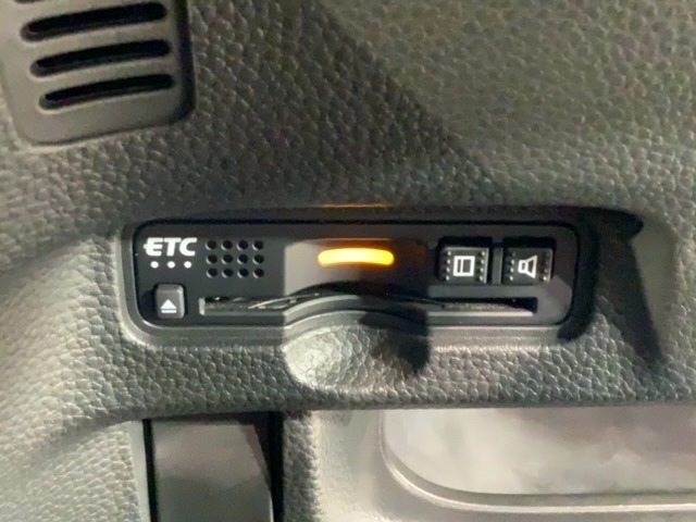 いまや快適なカーライフに欠かせないETCが付いています。