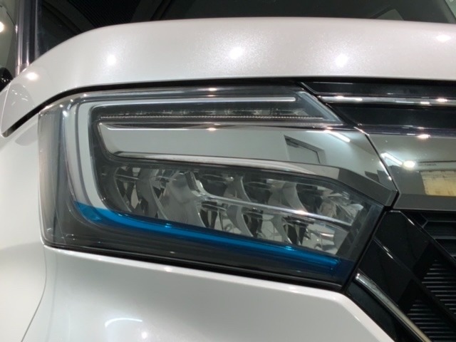 LEDヘッドライトは、点灯の瞬間から最大光量を発揮し、突然暗くなるトンネルなどでの安定感を高めます。