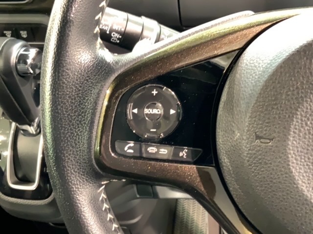 ステアリングにオーディオ操作スイッチが付いています。オーディオ画面に直接タッチしなくても操作が出来ますので、運転に集中できます。